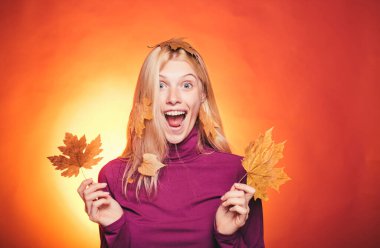 Sonbahar ruh sahip moda mevsimlik giysiler giyen çekici sürpriz kadın. İç çamaşırı sonbahar indirimler. Bayan Külot satışı. Şehvetli sarışın ile oynarken bırakır