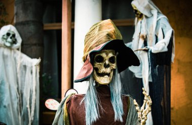 Canavar kostümü giymiş Cadılar Bayramı karakteri. Ölüler Günü, Cadılar Bayramı ya da Diya