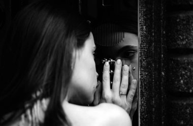 Kadın dahili iletişim düğmesi. Bina girişindeki bayan kapı zili. Genç elbiseli kadın kapı klavyesine kod giriyor.