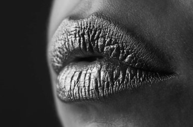 Altın parıltı efektli dudak simgesi. Şehvetli bir ağız. Altın rujdaki öpücüğün sembolü. Cazibeli altın ağızlı. Dudaklarında altın boya var. Altın dudaklar, şehvetli kadın ağzı. Metalik gövde. Altın kavram