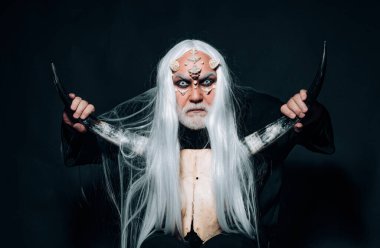 Boynuzlu kötü adam. Ejderha derisi ve boynuzları olan büyücü iblis adam. Korku ve fantezi konsepti. Evinde Boynuzlu Şeytan var, eski usul. Keskin dikenleri ve yüzünde siğiller olan bir canavar.