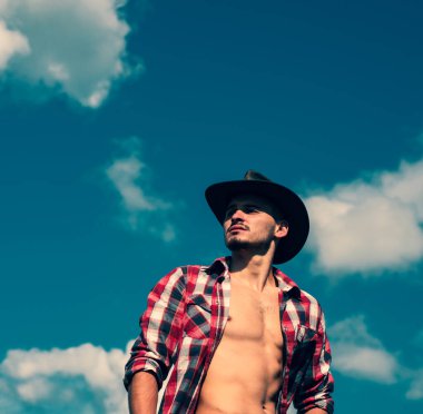 Kovboy şapkalı yakışıklı adam kameraya bak, moda adamı.