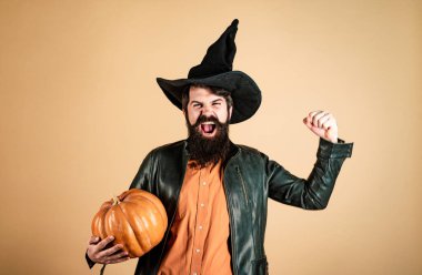 Cadı şapkalı sakallı cadılar bayramı adamı. Stüdyo yakın çekim. Şeytan adam. Cadılar Bayramın kutlu olsun yakışıklı adam. Mutlu Cadılar Bayramı. Mutlu Cadılar Bayramı Hafta sonları