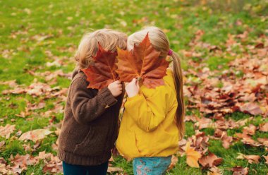 Komik çocuklar sarılıp öpüşüyor. Oğlan ve kız. Çocuklar, çocukluk yaşam tarzı konsepti