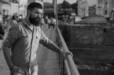 Genç, yakışıklı, sakallı hippi.