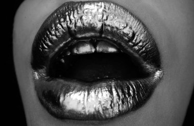 Altın dudaklar. Açık ağızdan gelen altın boya. Makyajlı kadın ağzında altın dudaklar. Altın metalik için duygusal ve yaratıcı tasarım