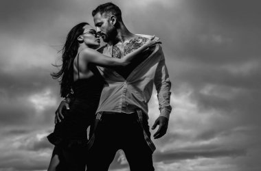 Hassas bir tutkuyla seksi bir çift. Güzel, şehvetli kadın ve seksi erkek. Şehvetli çift tutkuyla kucaklaşıyor. Seksi çift yaşam tarzı anı. Hoş bir adam ve kadın. Aşık genç bir çift.