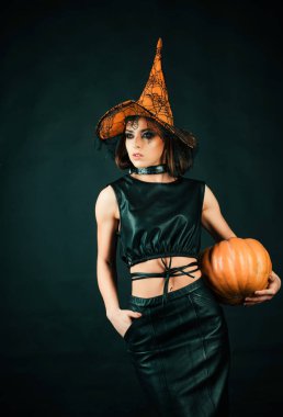 Cadı! Cadılar Bayramı partisi. Cadılar Bayramı kostümlü duygusal genç bir kadın. Cadı kız portresi. Cadılar Bayramı 31 Ekim