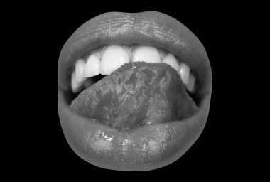 Gülümseyen ağızlar. Mutluluk gülüşü ve ağız ikonu, neşeli gülümseme, insan duyguları konsepti. Mutlu kadın dudakları. Ağız Simgesi. Siyah üzerine izole edilmiş.