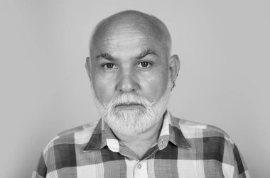 50 'lerin yaşlı emeklilerinin yüzü. Siyah stüdyo geçmişinde gri sakallı yaşlı, olgun yaşlı bir adam.