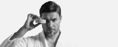 Cilt bakımlı seksi bir adam. Mükemmel yumuşak ciltli çekici bir adam. Erkek güzelliği ve cilt bakımı. Erkek kozmetik, deri tedavisi. Sabah hijyeni. Kopyalama alanı olan beyaz izole afiş