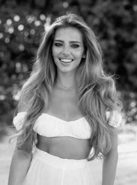 Çekici makyajlı güzel bir genç kadının bahar portresini kapat. Güzel genç kız bahar parkında dinleniyor. Çekici, tatlı, romantik kız.