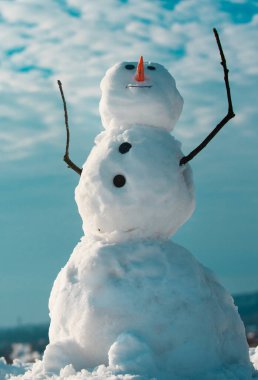 Kardan adam mutlu Noeller diliyor. Kış tatilin kutlu olsun. Komik kardan adamlar. Küçük sevimli kardan adam dışarıda. Yeni yıl konsepti. Kardan adamlar