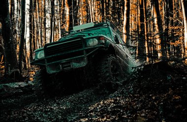 Gezgin off-road aracı. Lastikler yarışa hazırlanıyor. Tekerlekleri ve kumdaki toza dönüşen off-road 'u hareket ettir. 4x4 yolculuk gezisi. Off-road aracı dağa gidiyor.