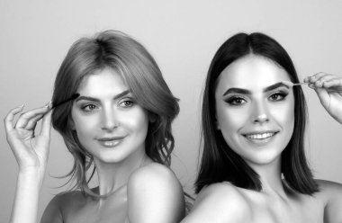 Kaş bakımı ya da canlı bir bakış. Mükemmel kaşlar. Makyaj düzeltmesi. Makyaj fırçalı bir kadın. Güzellik