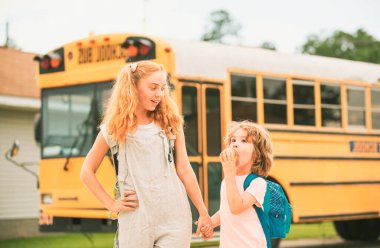 Okul otobüsündeki ilkokul öğrencileri. Okul servisindeki kız ve erkek çocuk.