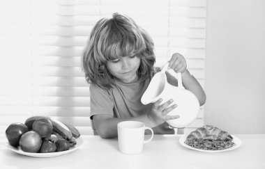 Çocuk bütün inekleri sağıyor. Çocuk 7, 8, 9 yaşlarında sağlıklı sebze yiyor. Süt, meyve ve sebzeli kahvaltı. Öğle yemeği sırasında ya da akşam yemeği sırasında çocuk yemek