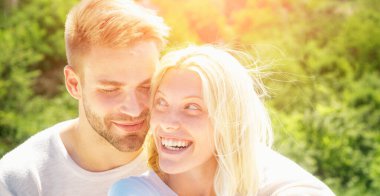 Aşk. Aşkta yakınlık ve şefkat. Sevecen bir çift birbirlerini seviyorlar. Güzel genç çift kucaklaşıyorlar.