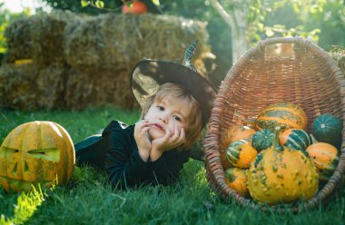 Yakışıklı, neşeli, neşeli, komik, suratsız çocuk. Mutlu küçük çocuk. Cadılar Bayramı Çocuk Kostümü Partisi