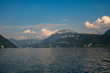 Alp dağları ve İsviçre 'deki gibi. İsviçre 'de Alpler doğası. İsviçre Alpleri. İsviçre 'nin doğası gereği panoramik. İsviçre göllerinin doğası. İsviçre manzarası. Alpler Doğa arkaplanı