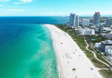 Florida, ABD 'den Miami Beach sahnesi. Miami sahili. Miami Plajı ve şehir manzarasının havadan görüntüsü. Miami sahilinin kıyı şeridi, hava manzaralı. Ünlü Amerikan simgeleri