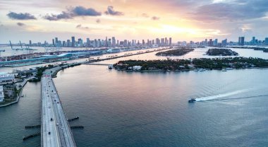 Miami Plajı, Güney Sahili, gece. Alacakaranlıkta Miami sahilinde. Miami Sahili ve şehir manzarası. Miami sahil şeridi. Hava aracından çekilen gece.