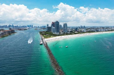 Miami Beach, South Beach, Florida, ABD. Miami Beach, Florida 'nın insansız hava aracı görüntüsü. Florida 'da lüks daireleri ve su yolu olan Miami Plajı.