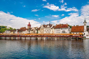 Lucern City 'de turistik Chapel Köprüsü var. Lucerne şehir manzarası. Lucerne Kantonu. Lucern İsviçre. Lucerne 'nin tarihi şehir merkezinde güneş doğuyor ünlü Chapel Köprüsü ve Lucerne Gölü ile