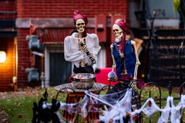 Cadılar Bayramı Kutlaması. Cadılar Bayramı balkabağı ve dekore edilmiş ev için iskelet. Bir Amerikan evinin ön bahçesinde dekore edilmiş korkunç bir şey. Şeker mi şaka mı? Cadılar Bayramı geçmişi. Cadılar Bayramı 'nın sonbahar tatili