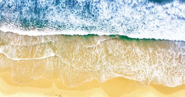 Deniz dalgaları ve kum yaz arkaplanı. Yaz mevsimi deniz manzarası güzel dalgalar, mavi deniz suyu. İHA 'nın üst görüntüsü. Deniz manzarası, tropikal doğa arka planı. Deniz dalgaları ve kumsal kumu.
