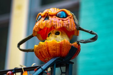 Cadılar Bayramı geçmişi. Cadılar Bayramı 'nın balkabağı sembolü. Şükran Günü tatili Korkunç Jack Feneri Cadılar Bayramı balkabakları. Komik balkabağı. Evin yanında balkabağı tasarımı