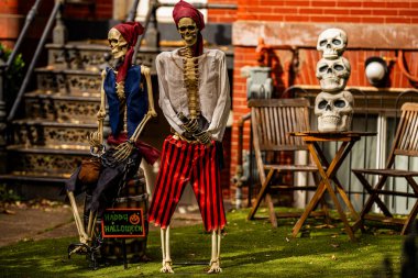 Cadılar Bayramı evi dekorasyonları iskelet, balkabağı ve hayaletler Cadılar Bayramı evinin verandasında. Cadılar Bayramı balkabağı ve dekore edilmiş ev için iskelet. Bir evin Cadılar Bayramı Bahçesi, Şeker mi şaka mı?