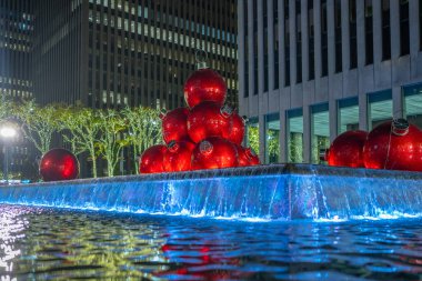 New York 'ta Noel. New York, New York Şehri Noel 'i kutluyor. Manhattan, kışın şehir merkezinde. New York, Manhattan, kışın Noel tatili. Manhattan 'ın göbeğinde dev Noel süsleri