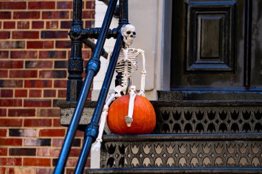 Cadılar Bayramı evi. Cadılar Bayramı balkabağı ve dekore edilmiş ev için iskelet. Bir Amerikan evinin ön bahçesinde dekore edilmiş korkunç bir şey. Şeker mi şaka mı? Cadılar Bayramı geçmişi. Cadılar Bayramı 'nın sonbahar tatili