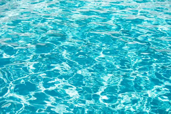 Su altyapısı. Mavi su, dalgalar ve röfleler. Su yüzeyinin dokusu ve fayanslı alt