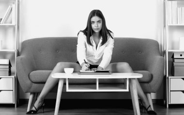 Seksi iş kadını. Ofiste baştan çıkarıcı seksi iş sekreteri. Ofis içi masasında güzel bir muhasebeci ve şehvetli bir kadın. Genç iş kadınının seksi uzun bacakları