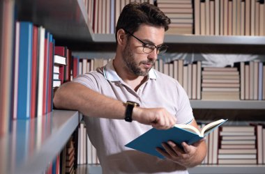 Öğretmenler günü. Okul sınıfında öğretmen öğretmeni. Bilgi, eğitim. Sınıfta ders veren bir adam. Üniversite sınavı. Üniversitede ders veriyorum. Eğitimci öğrenme kursları. Edebiyat okuyorum.