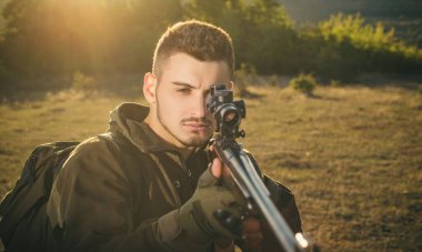 Hunter orman hedefleyen tüfeği. Hunter avı av tüfeği silahla. Hamdsome avcı portresi kapatın