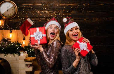 Şehvetli genç iki kız. Noel moda. Mevsimlik Noel Satış iskontoları tatil. Noel hazırlık. Noel hediyesi. Mutlu yeni parti