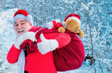 Noel arifesinde dışarıda hediyeli komik Noel Baba 'nın portresi.