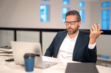 Modern ofiste girişimci girişimi sahibi bir iş adamı. Çalışma alanında çalışan bir işadamı. İş portresi. Kendine güvenen bir iş adamı. İş, finans ve istihdam. Başarılı bir ofis çalışanı.