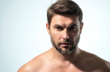 Temiz ciltli güzel bir adam. Güzel erkek cilt bakımı. Kozmetik güzellik ve kaplıca. Erkek yüz bakımı ve sağlık. Erkek kozmetik ve güzellik konsepti. Yüz bakımı, erkek makyaj malzemeleri.