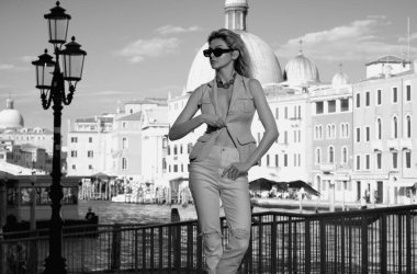 Güzel sarışın manken tatil için Venedik İtalya caddesinden ayrılıyor. Venedik 'e lüks bir seyahat. Sokaktaki en seksi kadın. Yaz tatilindeki kız Venedik 'teki ünlü turizm merkezini ziyaret ediyor.