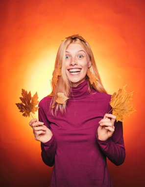 Bir mevsimlik giysiler whith altın varak çekici genç kadın. İç çamaşırı sonbahar indirimler. Bayan Külot satışı. Sonbahar ruh hali ve hava sıcak ve güneşli ve yağmur mümkündür. Moda kızlar