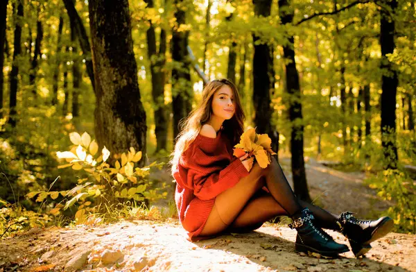 stock image Autumn woman. Autumn Beauty. Fall concept. Autumn Park. Outdoor fashion photo of young beautiful lady surrounded autumn leaves