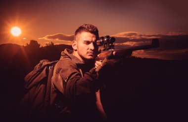 Güzel Günbatımında Tüfek Avcısı Silueti. Dürbünlü Güçlü Tüfekli Avcı Hayvanları İzliyor