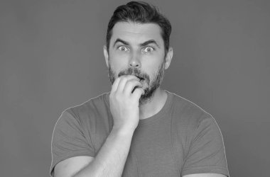 Elleri çenesinde soru sormayı düşünen, düşünceli bir adam. Düşünceli erkek yüzü. Şüphe, düşünür. Düşünceli düşünceli adam. İnsan yüzü ifadeleri, duyguları ve duyguları. Şüpheci ifade