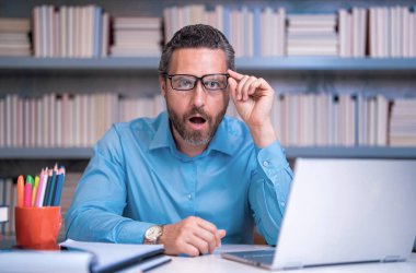 Öğretmenim sınıfta. Yakışıklı öğretmenle bilgi ve eğitim. Sınıfta kitabı olan bir öğretmen. Sınıfta ders alan bir adam. Üniversite sınavı öğretmenleri. Üniversite öğretmeni. Öğretim ve öğrenme