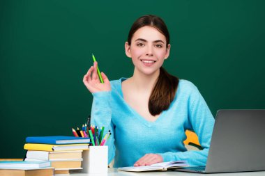 Sınıftaki öğrenci kız. Üniversitedeki bilgi. Lisedeki liseli kız. Üniversite öğrencisi, üniversite sınıfında öğreniyor. Eğitim konsepti. Üniversitede ders ve ödev