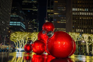 New York 'ta Noel. NYC, Yıl. New York Noel 'i kutluyor. Büyük kırmızı Noel toplarıyla kışın Manhattan 'da. New York 'ta. Kış tatilinde Manhattan. Manhattan 'da Noel Süslemeleri